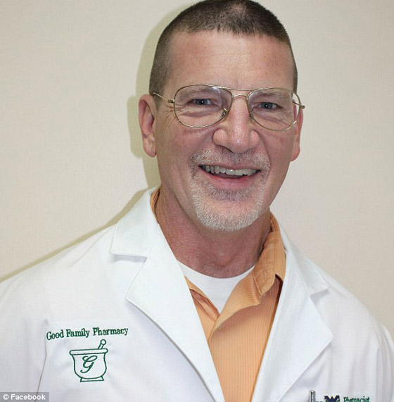 بالفيديو.. شاهد كيف انتهت المعركة بين اللص وصاحب الصيدلية طلقة اثر طلقة صورة رقم 4