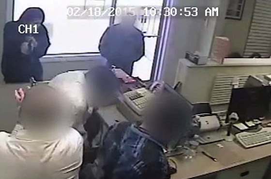 بالفيديو.. شاهد كيف انتهت المعركة بين اللص وصاحب الصيدلية طلقة اثر طلقة صورة رقم 3