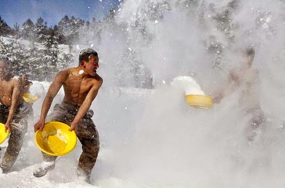 تدريبات قاسية يخوضها الجيش الصيني على الثلج.. شاهد الصور صورة رقم 1