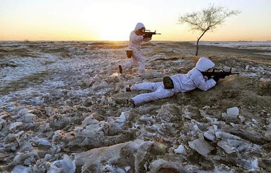 تدريبات قاسية يخوضها الجيش الصيني على الثلج.. شاهد الصور صورة رقم 7