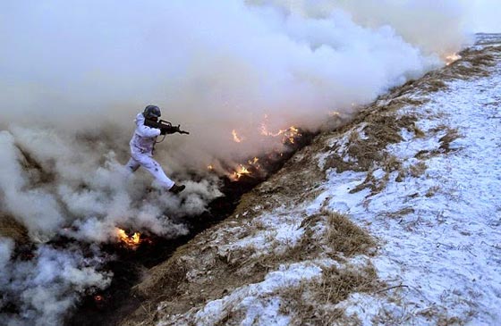 تدريبات قاسية يخوضها الجيش الصيني على الثلج.. شاهد الصور صورة رقم 8
