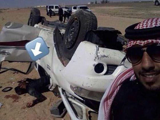  مزحة ثقيلة.. سيلفي مع قتيل في حادث طرق تثير غضب المغردين صورة رقم 1