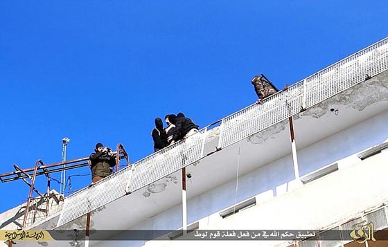 بالصور.. الدواعش يعدمون الطفل لوط بالقائه من اعلى مبنى سكني صورة رقم 3
