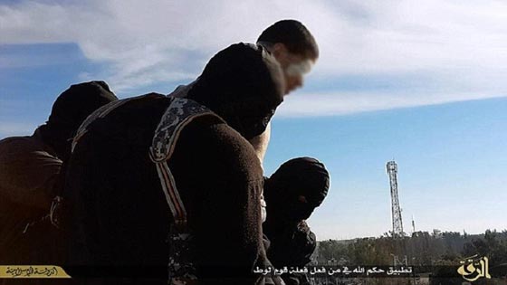 بالصور.. الدواعش يعدمون الطفل لوط بالقائه من اعلى مبنى سكني صورة رقم 1