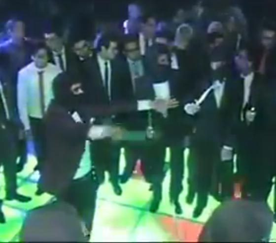 قفص الحرق الداعشي يتحول الى قفص ذهبي للزفاف والرقص صورة رقم 1