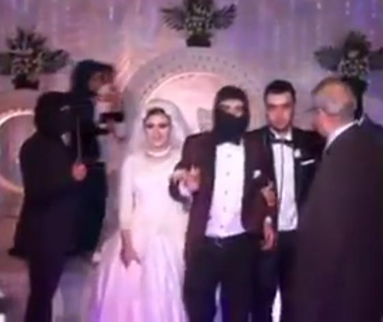 قفص الحرق الداعشي يتحول الى قفص ذهبي للزفاف والرقص صورة رقم 3