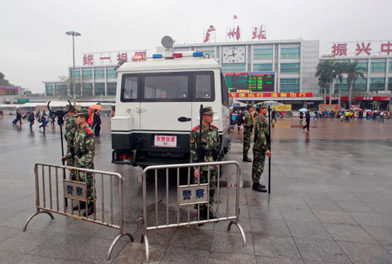 مسلحون بالسكاكين يطعنون 9 أشخاص في محطة للسكك الحديد بالصين صورة رقم 1