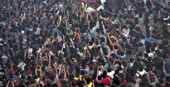 الآلاف يقتحمون سجنا في الهند ويقتلون مغتصب فتاة صورة رقم 1 الآلاف يقتحمون سجنا في الهند ويقتلون مغتصب فتاة صورة رقم 1