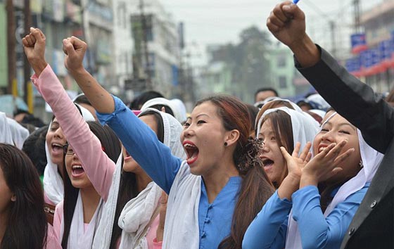 الآلاف يقتحمون سجنا في الهند ويقتلون مغتصب فتاة صورة رقم 3 الآلاف يقتحمون سجنا في الهند ويقتلون مغتصب فتاة صورة رقم 3