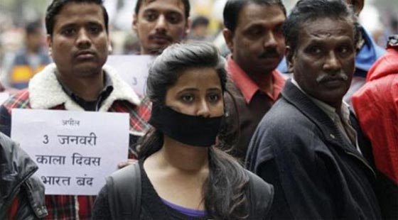 الآلاف يقتحمون سجنا في الهند ويقتلون مغتصب فتاة صورة رقم 4 الآلاف يقتحمون سجنا في الهند ويقتلون مغتصب فتاة صورة رقم 4