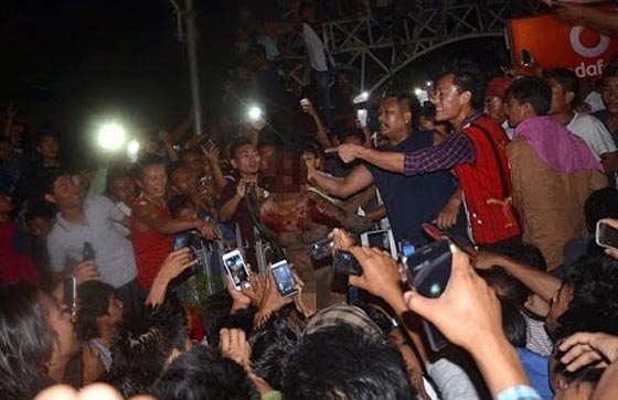 الآلاف يقتحمون سجنا في الهند ويقتلون مغتصب فتاة صورة رقم 2 الآلاف يقتحمون سجنا في الهند ويقتلون مغتصب فتاة صورة رقم 2