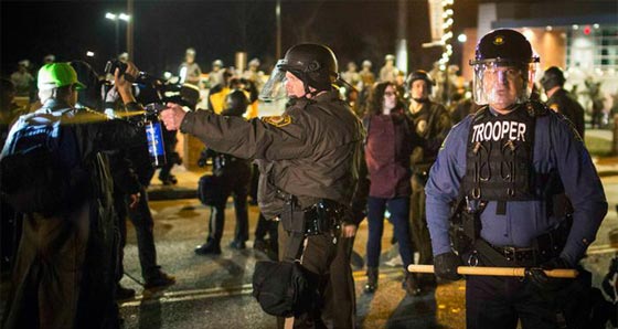 الشرطة الامريكية تتمادى في قتل السود حتى من المحتجين على القتل صورة رقم 1 الشرطة الامريكية تتمادى في قتل السود حتى من المحتجين على القتل صورة رقم 1