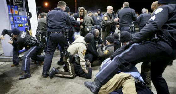 الشرطة الامريكية تتمادى في قتل السود حتى من المحتجين على القتل صورة رقم 5 الشرطة الامريكية تتمادى في قتل السود حتى من المحتجين على القتل صورة رقم 5
