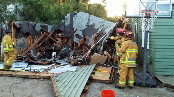 انهيار سقف في جامعة كاليفورنيا على رؤوس محتفلين صورة رقم 2 انهيار سقف في جامعة كاليفورنيا على رؤوس محتفلين صورة رقم 2