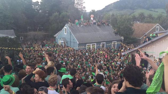 انهيار سقف في جامعة كاليفورنيا على رؤوس محتفلين صورة رقم 3 انهيار سقف في جامعة كاليفورنيا على رؤوس محتفلين صورة رقم 3