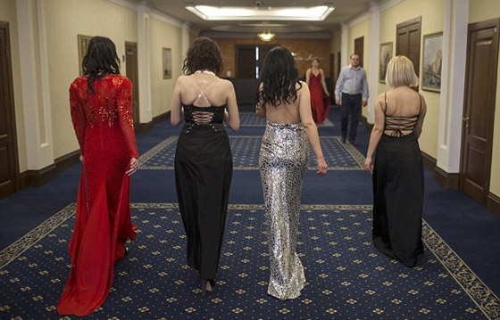 صور وفيديو جنديات اوكرانيات يشاركن في عرض ازياء ليثبتن انوثتهن وجمالهن صورة رقم 1