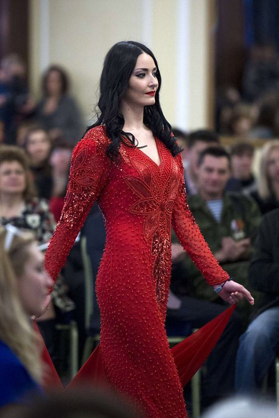 صور وفيديو جنديات اوكرانيات يشاركن في عرض ازياء ليثبتن انوثتهن وجمالهن صورة رقم 3