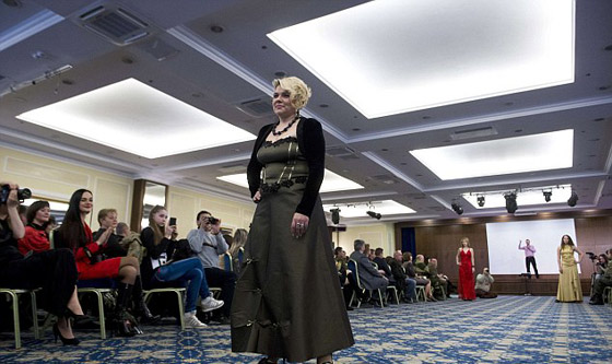 صور وفيديو جنديات اوكرانيات يشاركن في عرض ازياء ليثبتن انوثتهن وجمالهن صورة رقم 4