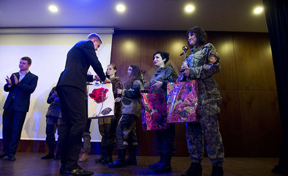 صور وفيديو جنديات اوكرانيات يشاركن في عرض ازياء ليثبتن انوثتهن وجمالهن صورة رقم 6