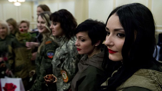 صور وفيديو جنديات اوكرانيات يشاركن في عرض ازياء ليثبتن انوثتهن وجمالهن صورة رقم 8