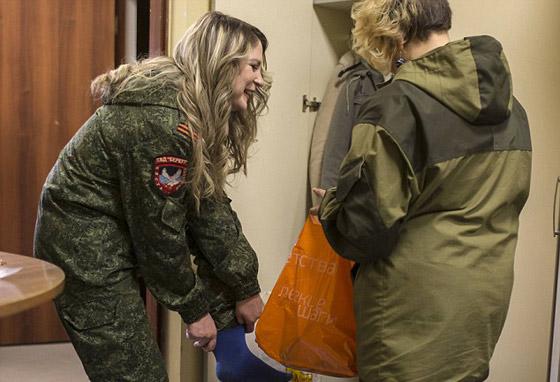 صور وفيديو جنديات اوكرانيات يشاركن في عرض ازياء ليثبتن انوثتهن وجمالهن صورة رقم 11