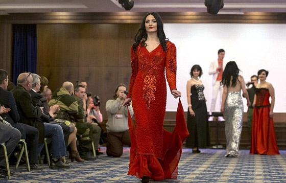 صور وفيديو جنديات اوكرانيات يشاركن في عرض ازياء ليثبتن انوثتهن وجمالهن صورة رقم 14