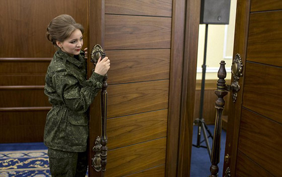 صور وفيديو جنديات اوكرانيات يشاركن في عرض ازياء ليثبتن انوثتهن وجمالهن صورة رقم 17