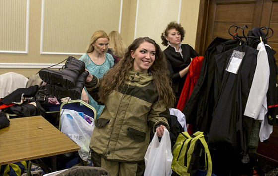 صور وفيديو جنديات اوكرانيات يشاركن في عرض ازياء ليثبتن انوثتهن وجمالهن صورة رقم 20