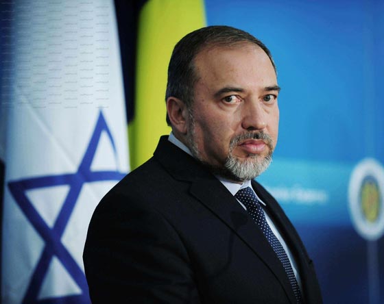 قمة العنصرية.. ليبرمان يريد قطع رؤوس اعداءه العرب في اسرائيل بالبلطات!! صورة رقم 1