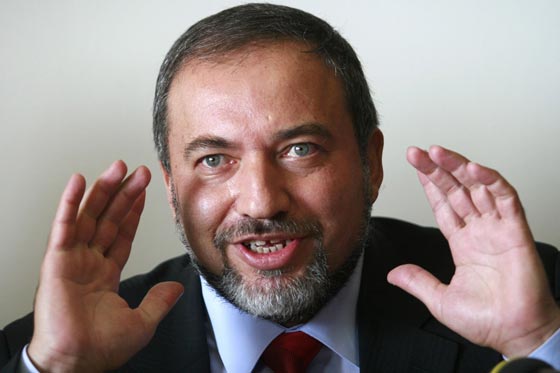 قمة العنصرية.. ليبرمان يريد قطع رؤوس اعداءه العرب في اسرائيل بالبلطات!! صورة رقم 4