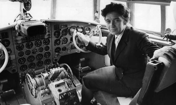 نساء بينهن عربيتان يدخلن التاريخ عبر ولوجهن الى قمرة قيادة الطائرة.. فيديو صورة رقم 10