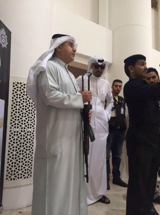  قدوة حسنة ام سيئة؟ نواب البرلمان الكويتي يسلمون اسلحتهم غير المرخصة  صورة رقم 4