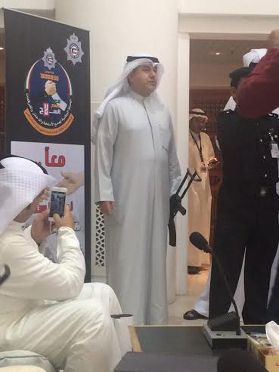  قدوة حسنة ام سيئة؟ نواب البرلمان الكويتي يسلمون اسلحتهم غير المرخصة  صورة رقم 5