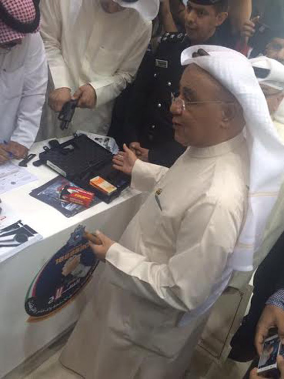  قدوة حسنة ام سيئة؟ نواب البرلمان الكويتي يسلمون اسلحتهم غير المرخصة  صورة رقم 7