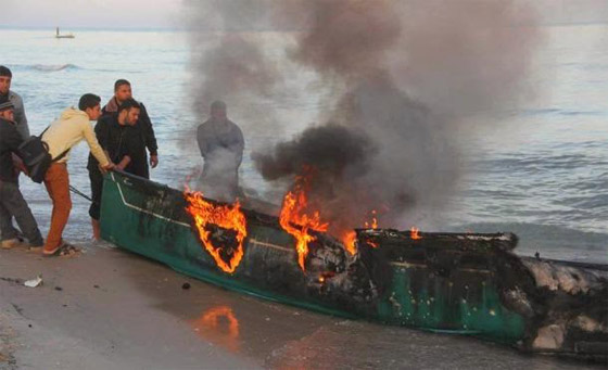 البحرية الاسرائيلية تقصف شواطئ غزة وتستهدف الصيادين  صورة رقم 1