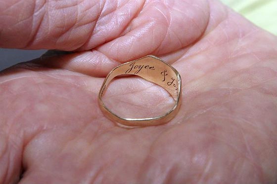 بعد 70 عاما.. خاتم زواج يكشف غموض اختفاء طائرة بريطانية صورة رقم 1