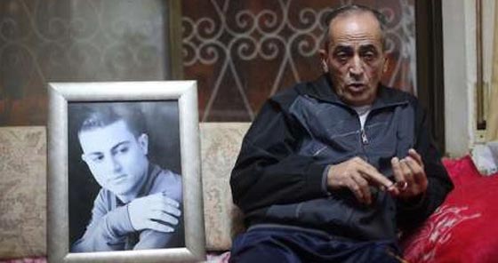 تفانين داعشية.. طفل ينفذ حكم الاعدام بفلسطيني متهم بالتجسس للموساد- شاهده صورة رقم 2 تفانين داعشية.. طفل ينفذ حكم الاعدام بفلسطيني متهم بالتجسس للموساد- شاهده صورة رقم 2