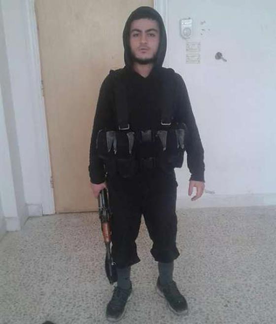 تفانين داعشية.. طفل ينفذ حكم الاعدام بفلسطيني متهم بالتجسس للموساد- شاهده صورة رقم 9 تفانين داعشية.. طفل ينفذ حكم الاعدام بفلسطيني متهم بالتجسس للموساد- شاهده صورة رقم 9