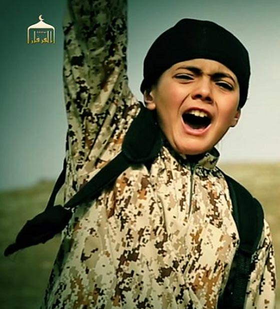 تفانين داعشية.. طفل ينفذ حكم الاعدام بفلسطيني متهم بالتجسس للموساد- شاهده صورة رقم 3 تفانين داعشية.. طفل ينفذ حكم الاعدام بفلسطيني متهم بالتجسس للموساد- شاهده صورة رقم 3