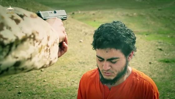 تفانين داعشية.. طفل ينفذ حكم الاعدام بفلسطيني متهم بالتجسس للموساد- شاهده صورة رقم 4 تفانين داعشية.. طفل ينفذ حكم الاعدام بفلسطيني متهم بالتجسس للموساد- شاهده صورة رقم 4