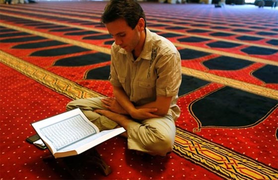 غناء القران مع الالات الموسيقية يدخل طالبا ومدرسين بحرانيين الى الحبس الاحتياطي صورة رقم 1 غناء القران مع الالات الموسيقية يدخل طالبا ومدرسين بحرانيين الى الحبس الاحتياطي صورة رقم 1