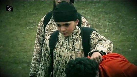الكشف عن هوية الطفل منفذ عملية الاعدام الداعشية الرهيبة صورة رقم 2 الكشف عن هوية الطفل منفذ عملية الاعدام الداعشية الرهيبة صورة رقم 2
