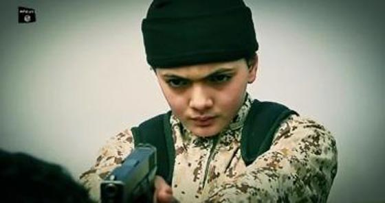 الكشف عن هوية الطفل منفذ عملية الاعدام الداعشية الرهيبة صورة رقم 1 الكشف عن هوية الطفل منفذ عملية الاعدام الداعشية الرهيبة صورة رقم 1