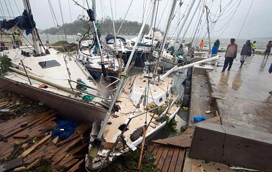  دمار هائل وستة قتلى خلفها اعصار بام في جزيرة فانواتو  صورة رقم 13