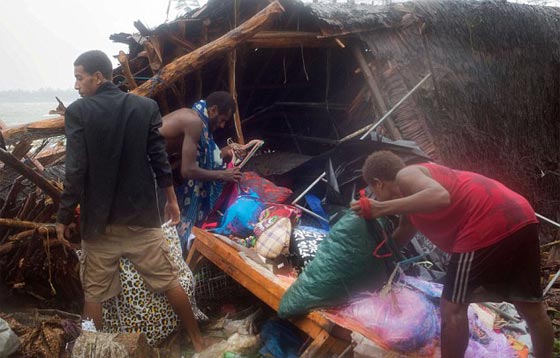  دمار هائل وستة قتلى خلفها اعصار بام في جزيرة فانواتو  صورة رقم 12