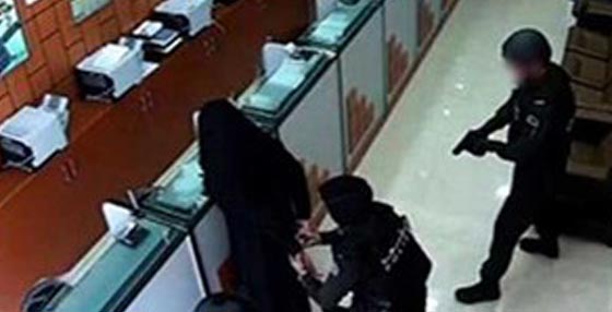 اعتقال شبح الصرافة في ابو ظبي اثناء محاولة سطو بالنقاب صورة رقم 2 اعتقال شبح الصرافة في ابو ظبي اثناء محاولة سطو بالنقاب صورة رقم 2