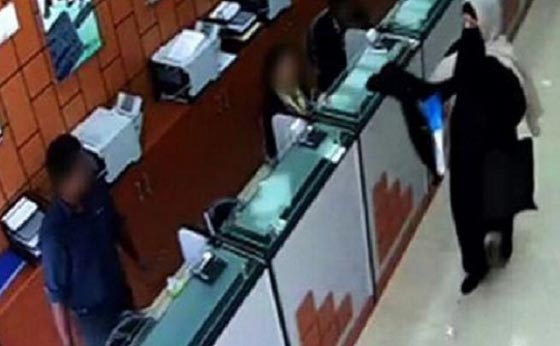 اعتقال شبح الصرافة في ابو ظبي اثناء محاولة سطو بالنقاب صورة رقم 1 اعتقال شبح الصرافة في ابو ظبي اثناء محاولة سطو بالنقاب صورة رقم 1