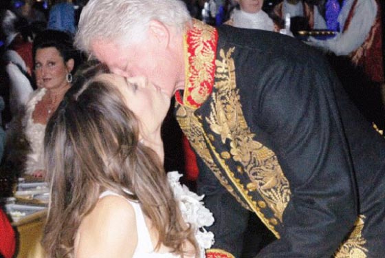 بالصور.. 8 قبلات سياسية ساخنة آخرها قبلة محلب من سيدة مصرية صورة رقم 5