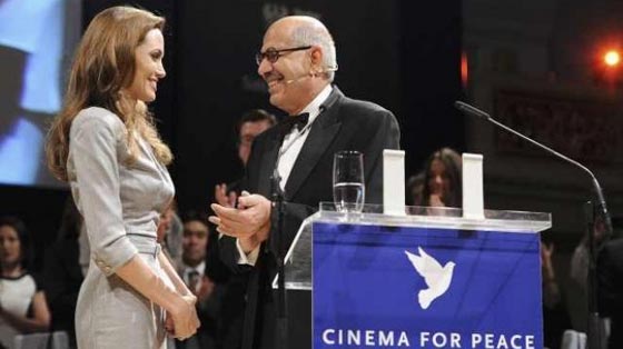 بالصور.. 8 قبلات سياسية ساخنة آخرها قبلة محلب من سيدة مصرية صورة رقم 1