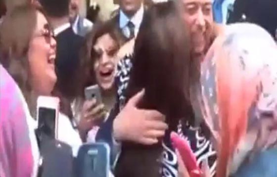 بالصور.. 8 قبلات سياسية ساخنة آخرها قبلة محلب من سيدة مصرية صورة رقم 8